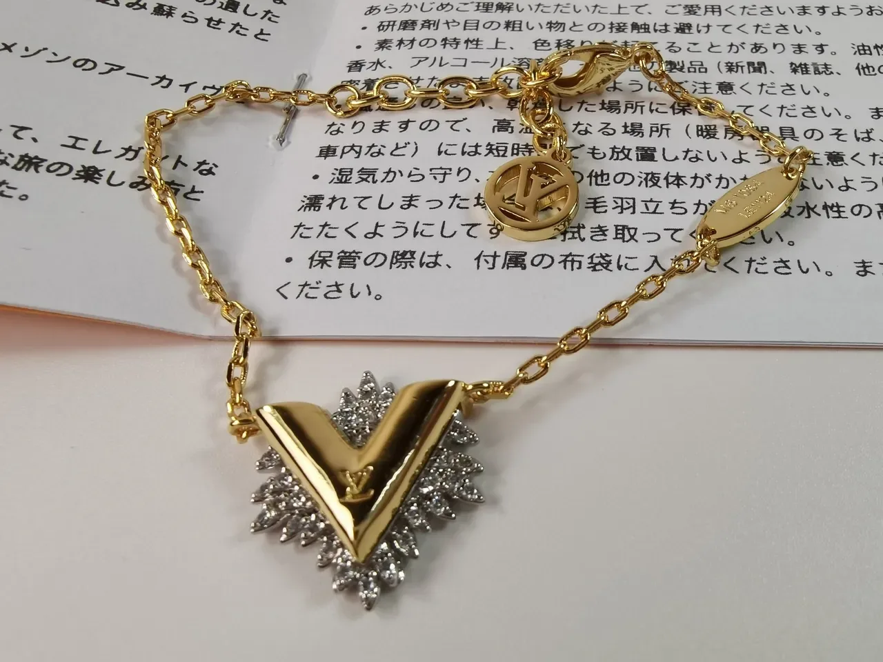 Louis Vuitton V Collection Pulseira Corrente de Ouro e Prata com Pingente 7