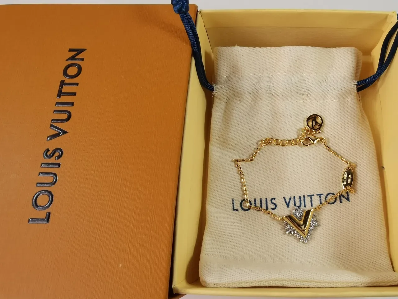 Louis Vuitton V Collection Pulseira Corrente de Ouro e Prata com Pingente 8