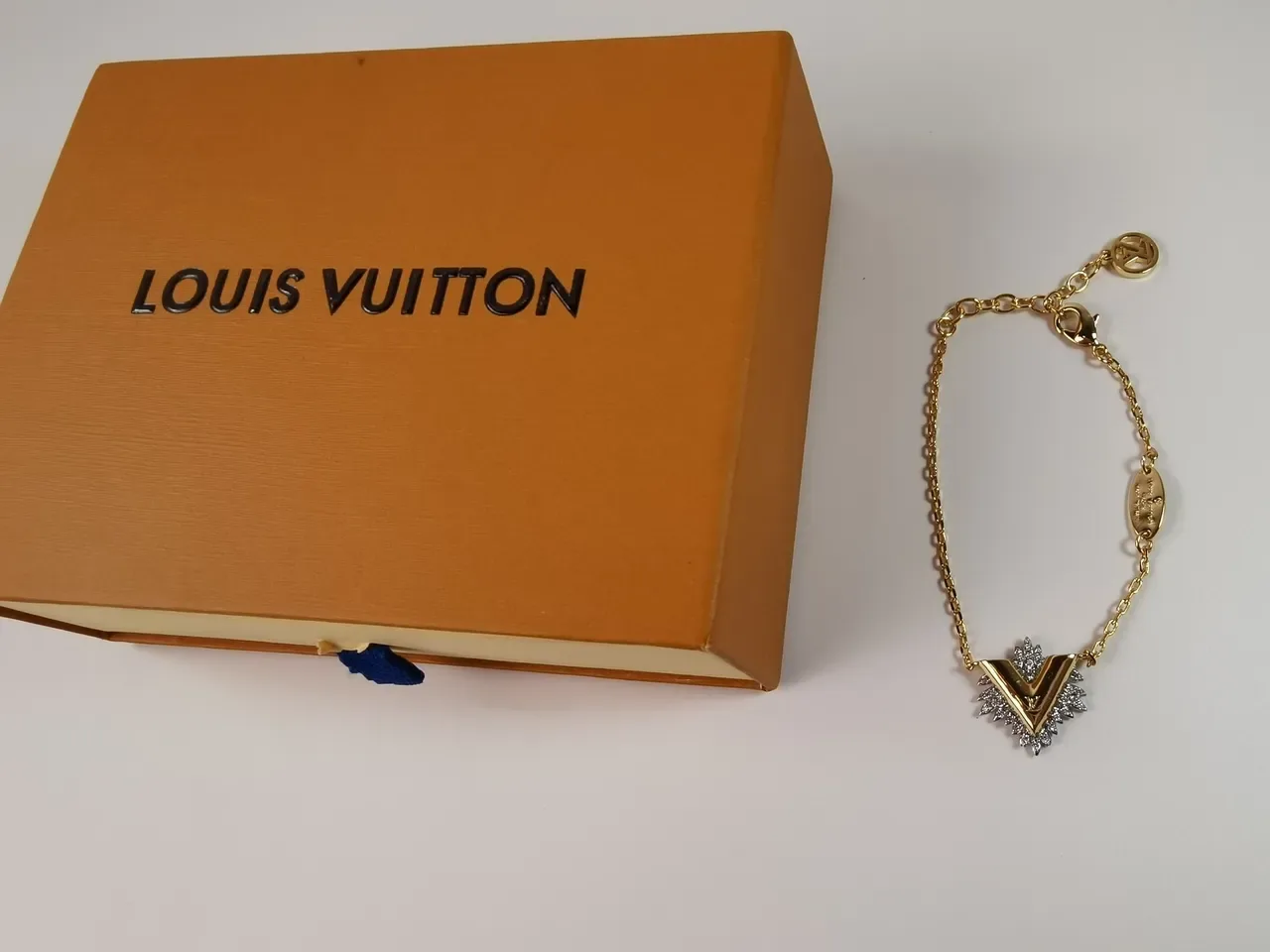 Louis Vuitton V Collection Pulseira Corrente de Ouro e Prata com Pingente 9