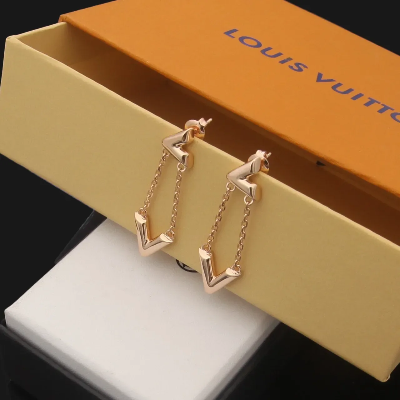 Louis Vuitton Boucles d'oreilles V-Motif Chaîne Pendantes Or Argent Géométriques 2