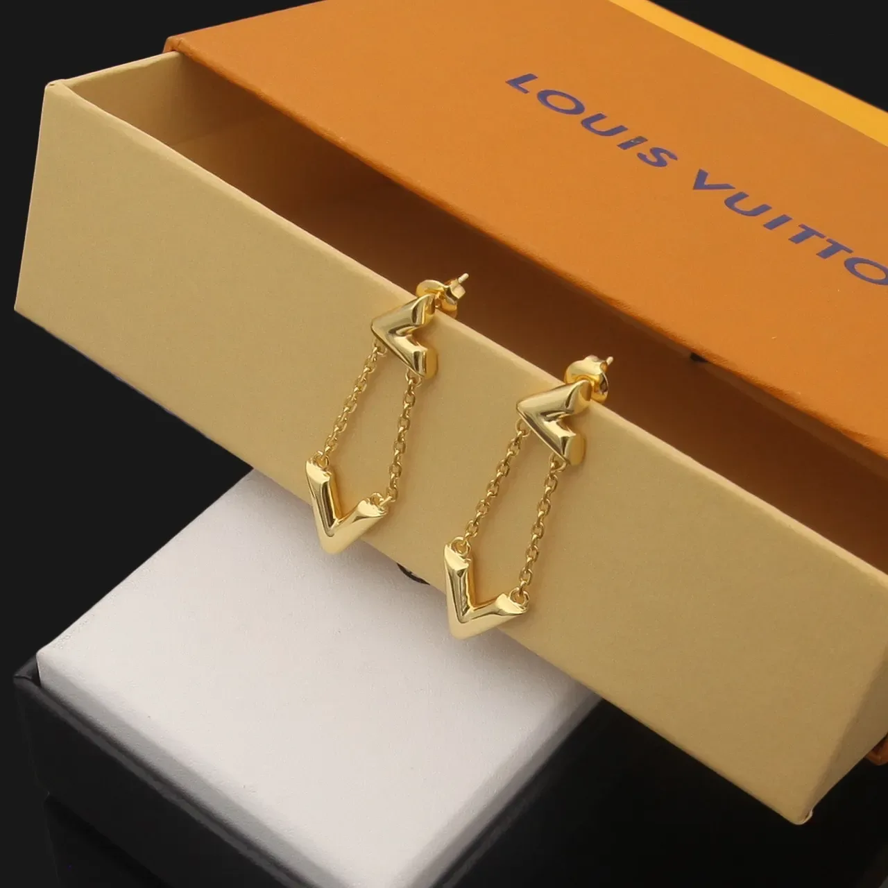 Louis Vuitton Boucles d'oreilles V-Motif Chaîne Pendantes Or Argent Géométriques 3