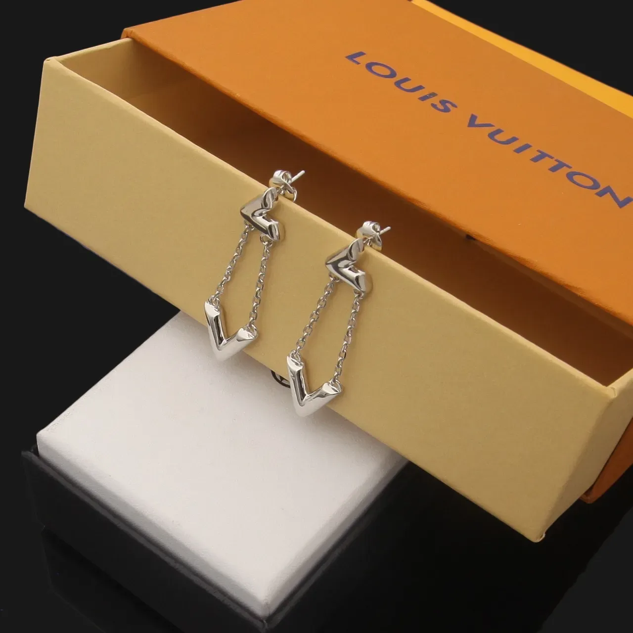 Louis Vuitton Boucles d'oreilles V-Motif Chaîne Pendantes Or Argent Géométriques 4
