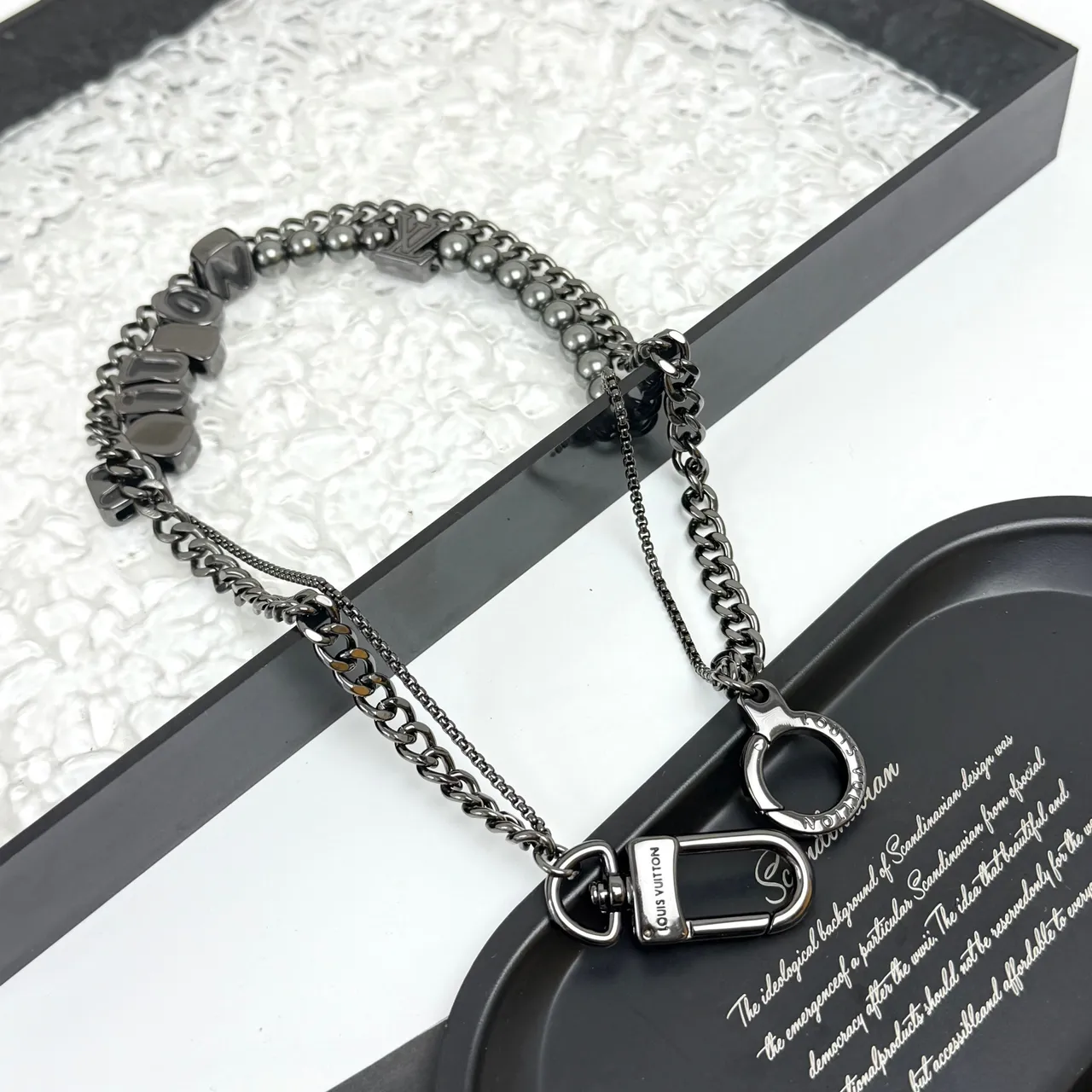 Louis Vuitton VUITTON perles de lettre et LV Monogram Black Metal Bracelets 4