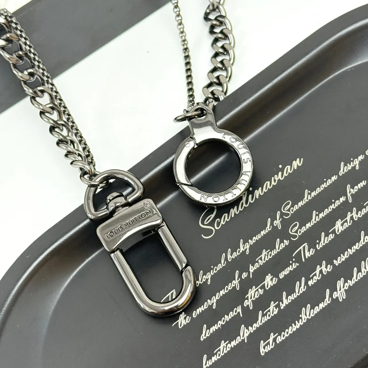 Louis Vuitton VUITTON perles de lettre et LV Monogram Black Metal Bracelets 5