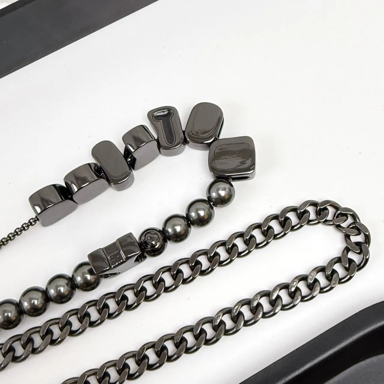 Louis Vuitton VUITTON perles de lettre et LV Monogram Black Metal Bracelets 7