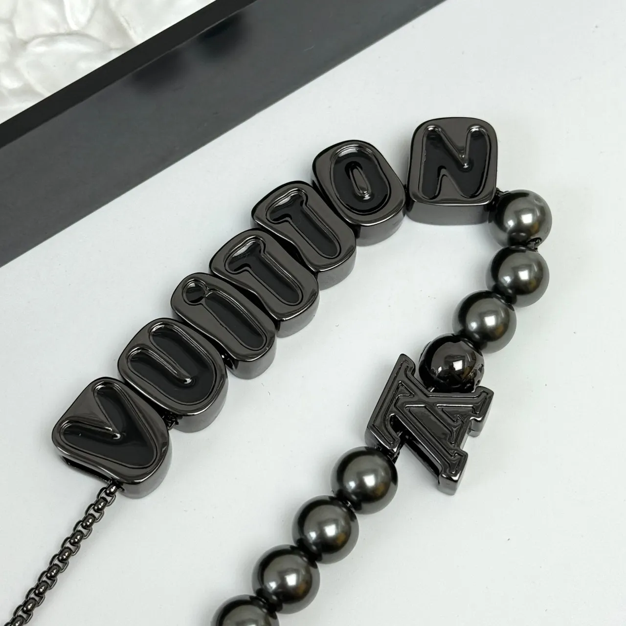 Louis Vuitton VUITTON perles de lettre et LV Monogram Black Metal Bracelets 9