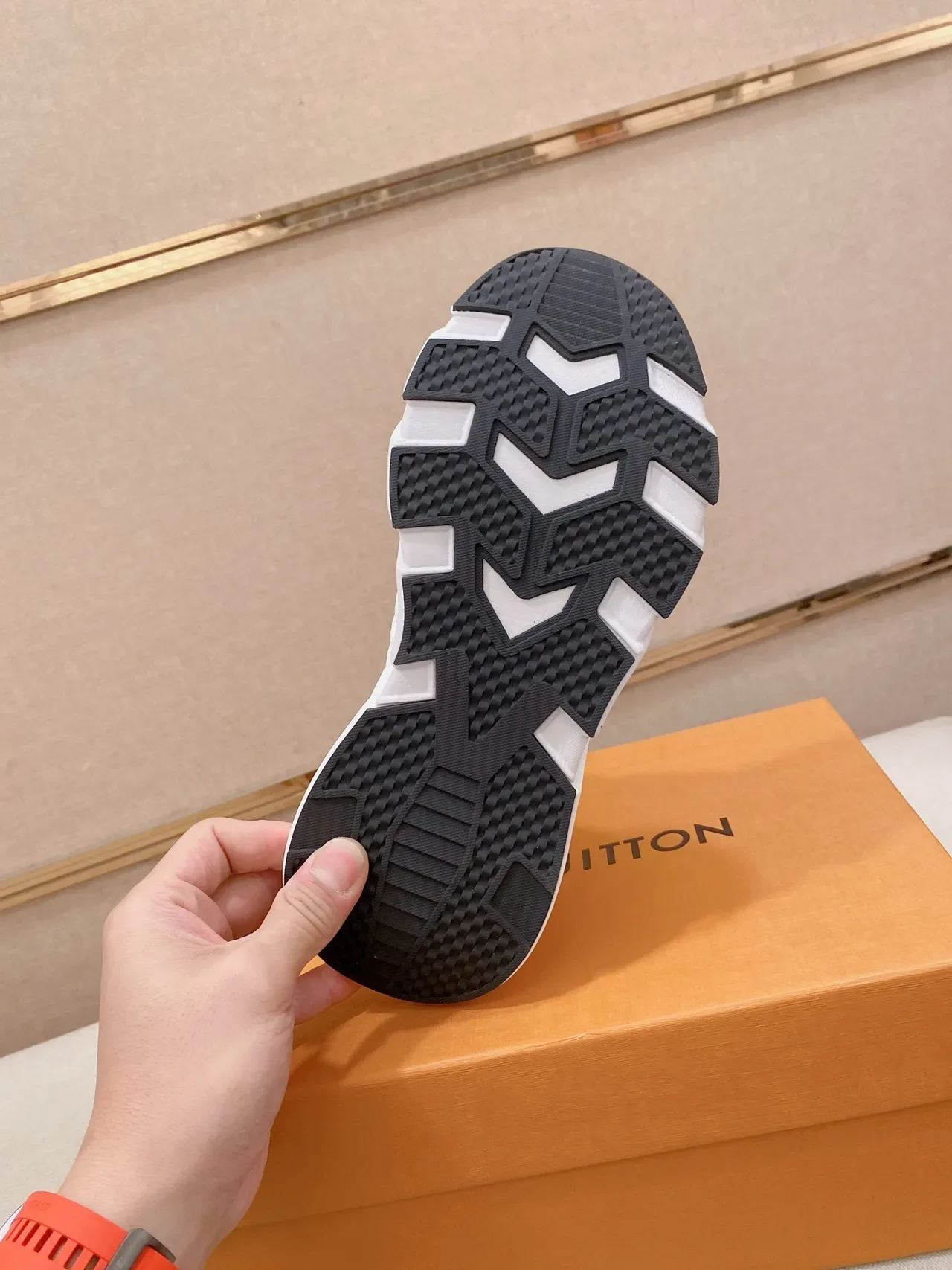Louis Vuitton Sneakers Brancas Negras Upper Tricô Midsole Esculpido 2