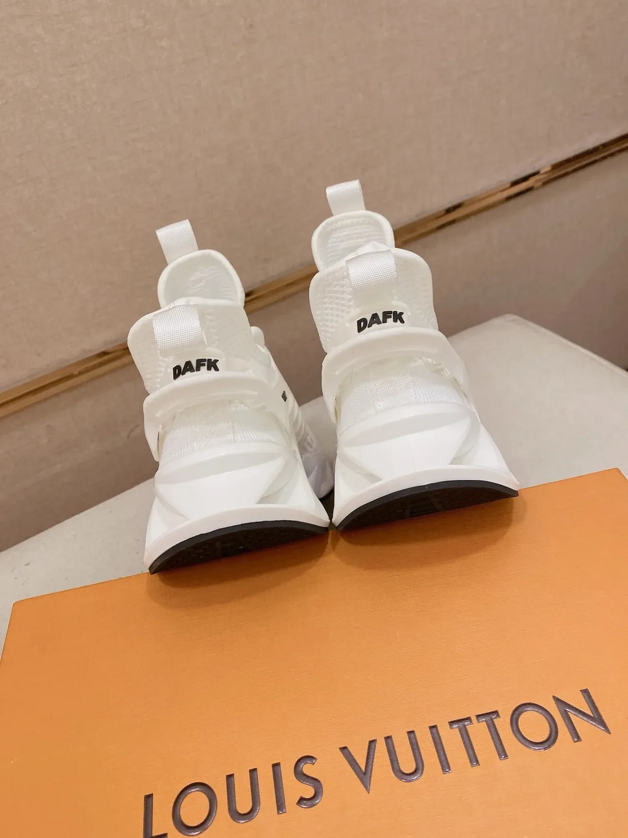 Louis Vuitton Sneakers Brancas Negras Upper Tricô Midsole Esculpido 3