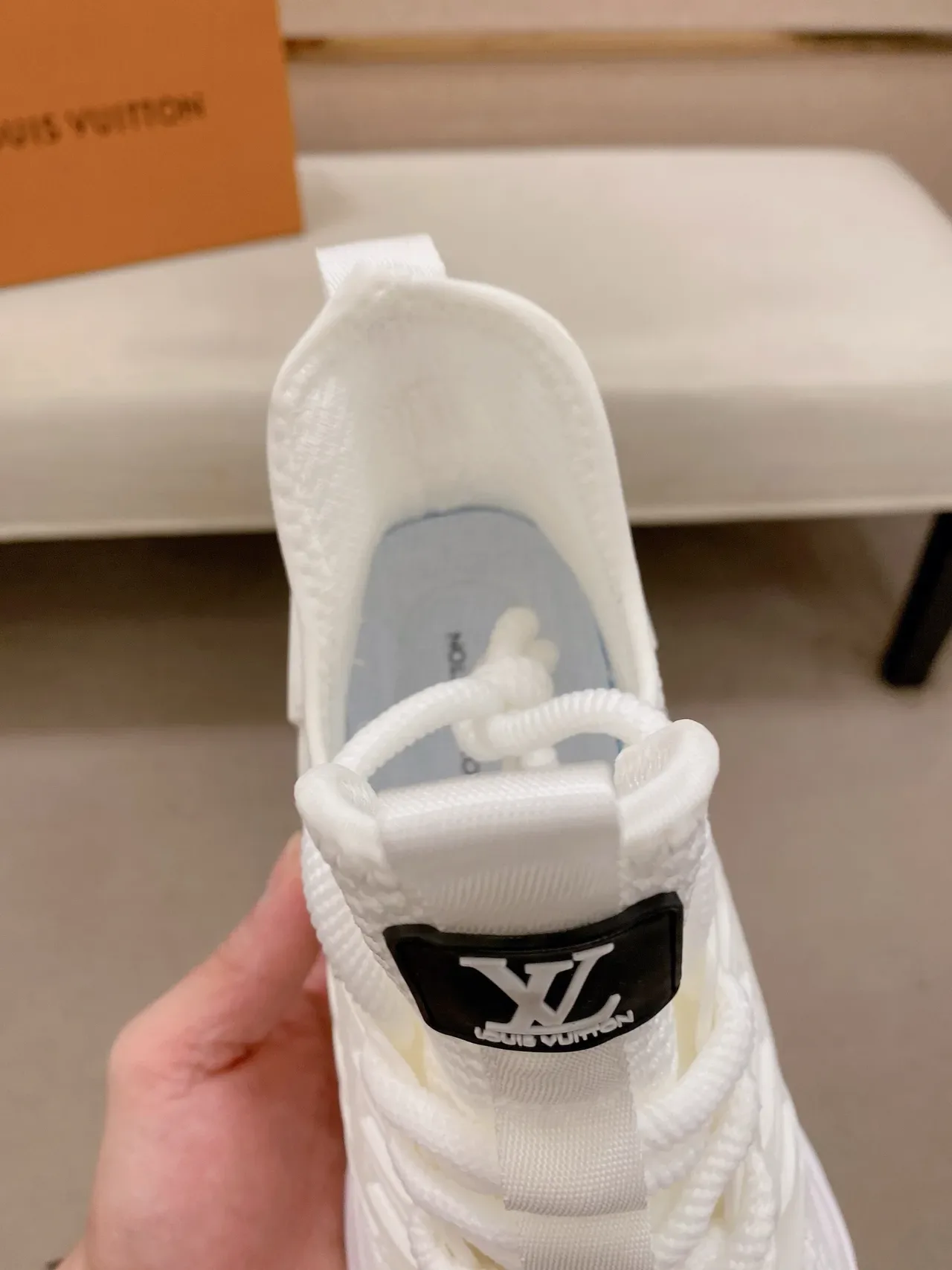 Louis Vuitton Sneakers Brancas Negras Upper Tricô Midsole Esculpido 4