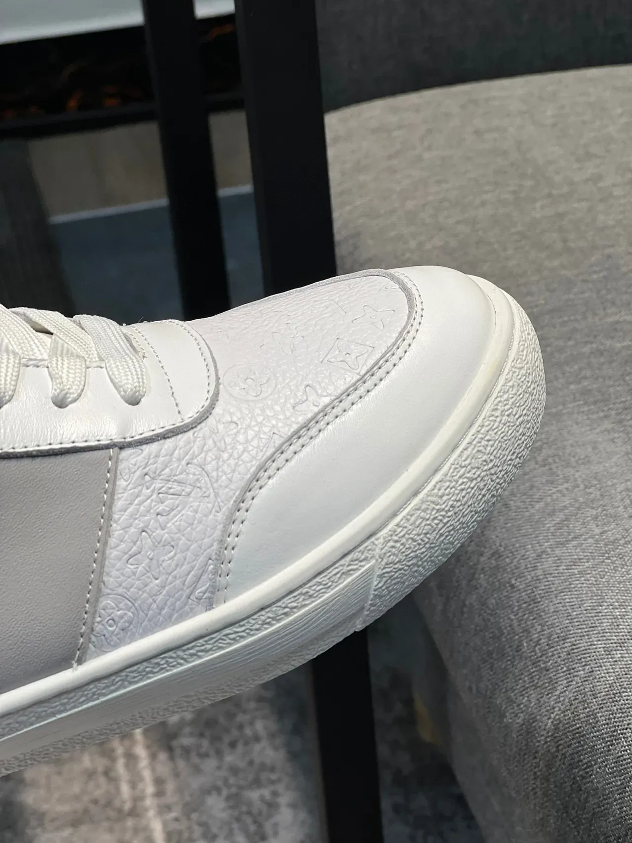 Louis Vuitton Sneakers Blancs Gris Monogramme-Embossé Cuir Panelé Low-Top Lifestyle 2