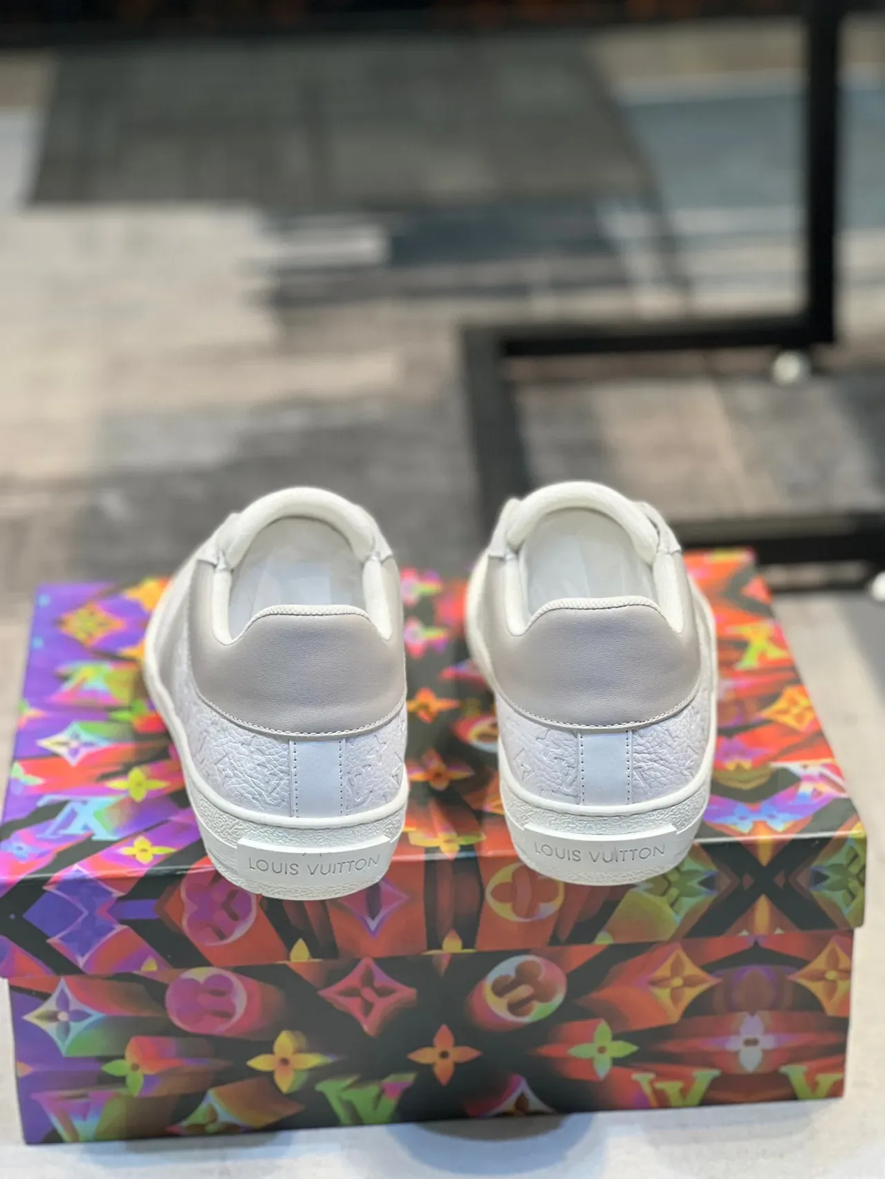 Louis Vuitton Sneakers Blancs Gris Monogramme-Embossé Cuir Panelé Low-Top Lifestyle 3