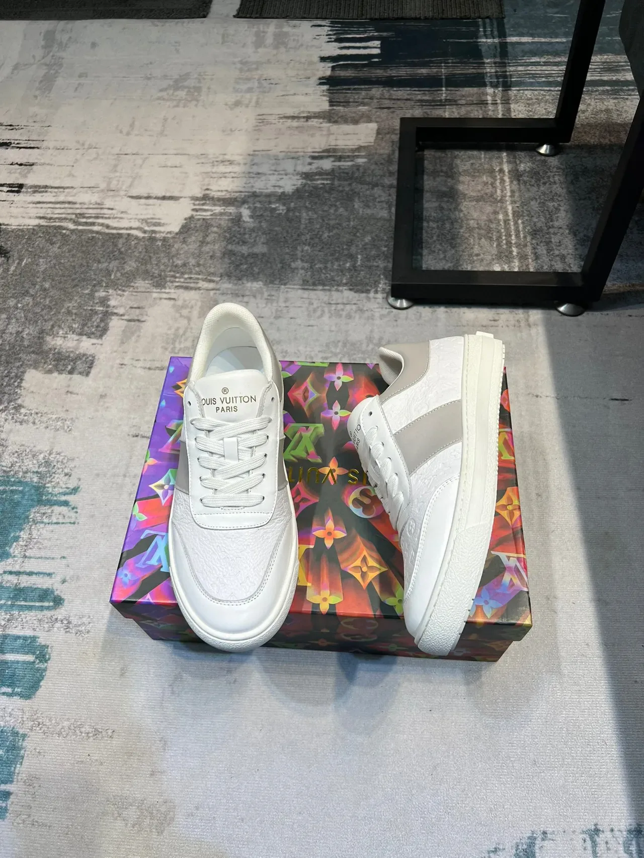 Louis Vuitton Sneakers Blancs Gris Monogramme-Embossé Cuir Panelé Low-Top Lifestyle 4