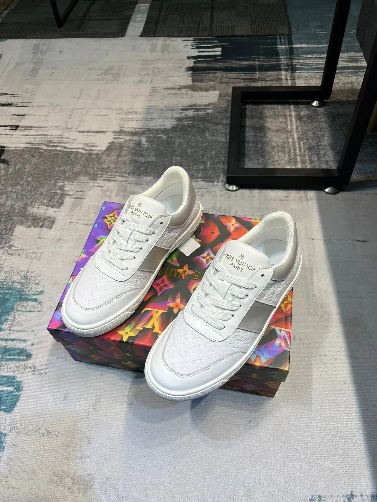 Louis Vuitton Sneakers Blancs Gris Monogramme-Embossé Cuir Panelé Low-Top Lifestyle 5