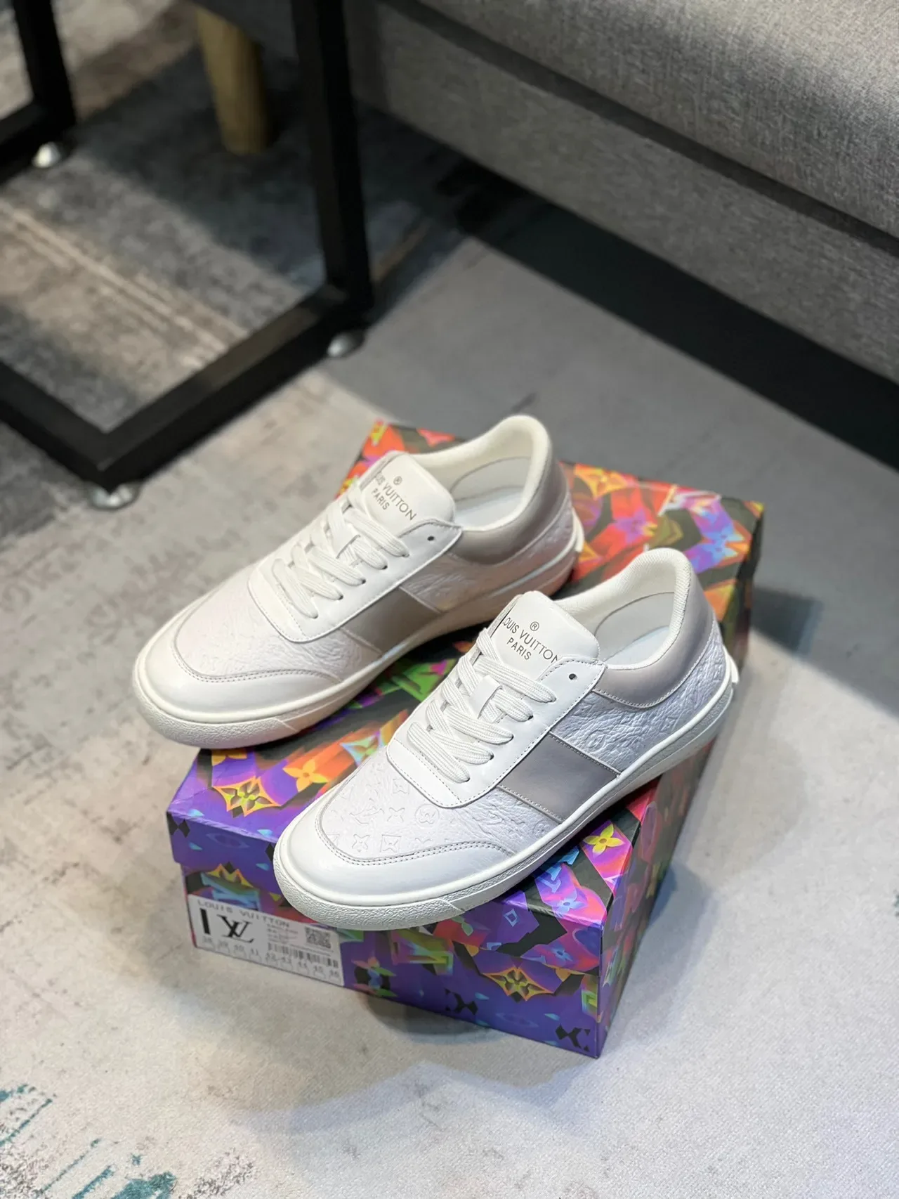 Louis Vuitton Sneakers Blancs Gris Monogramme-Embossé Cuir Panelé Low-Top Lifestyle 6