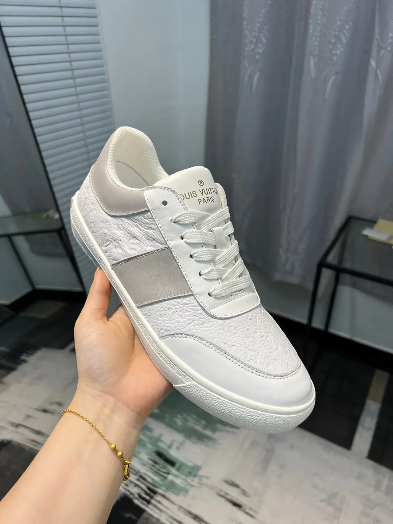 Louis Vuitton Sneakers Blancs Gris Monogramme-Embossé Cuir Panelé Low-Top Lifestyle 7