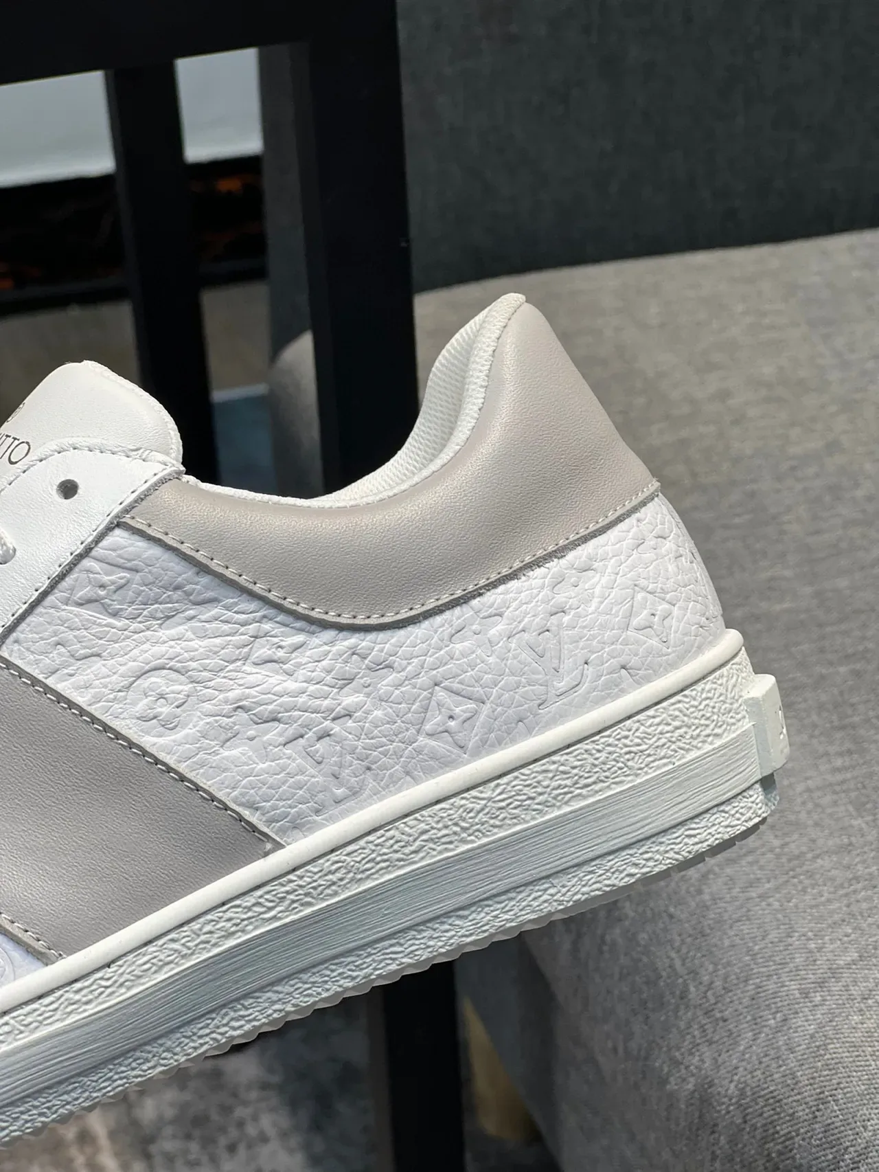 Louis Vuitton Sneakers Blancs Gris Monogramme-Embossé Cuir Panelé Low-Top Lifestyle 8