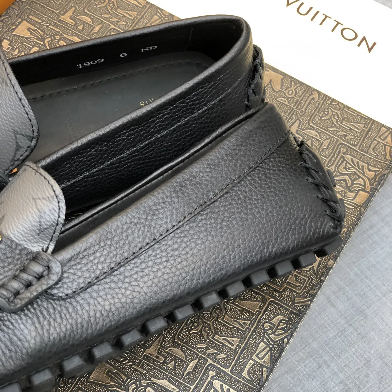 Louis Vuitton WW Buckle Loafer Gris Noir Monogrammé Revêtu Cuir Bords Loafer 5