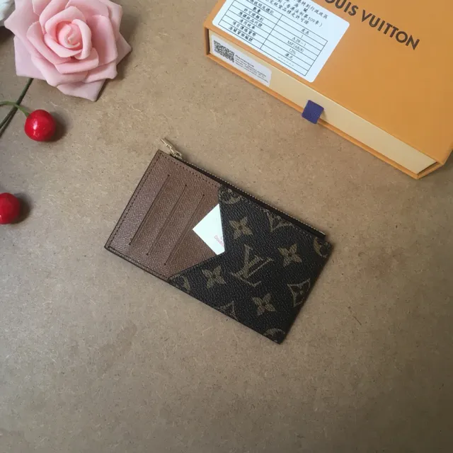 Louis Vuitton काला जिपर वाली बंद टेक्स्चर्ड लेदर कार्ड होल्डर 22