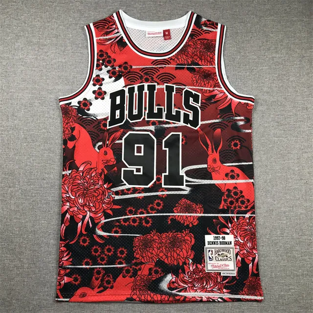 Mitchell & Ness Hardwood Classics 1997–98 Dennis Rodman Camiseta Rojo Negro Floral Conejo 3