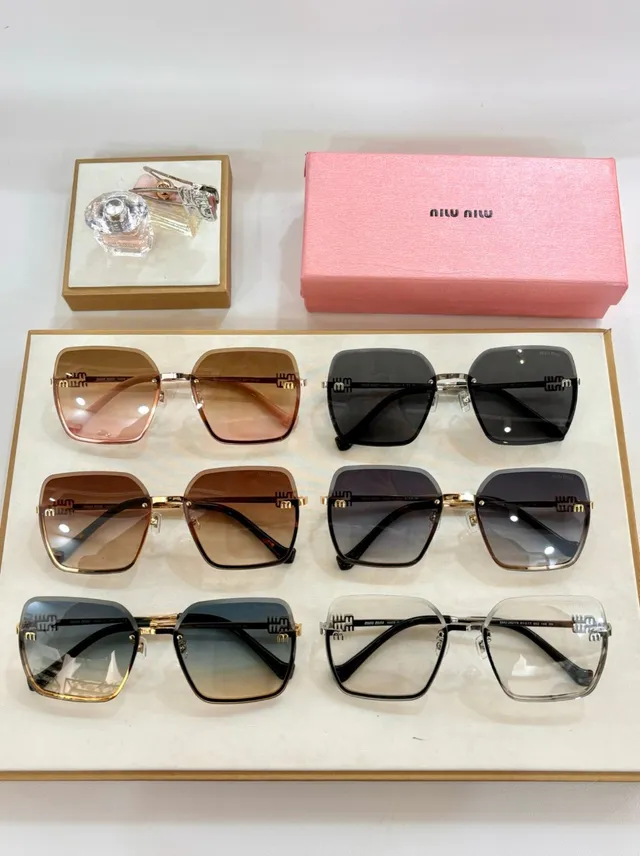 Miu Miu Lunettes de soleil Cadre carré Noir Argenté Style Sans Bordure Vue Avant 3