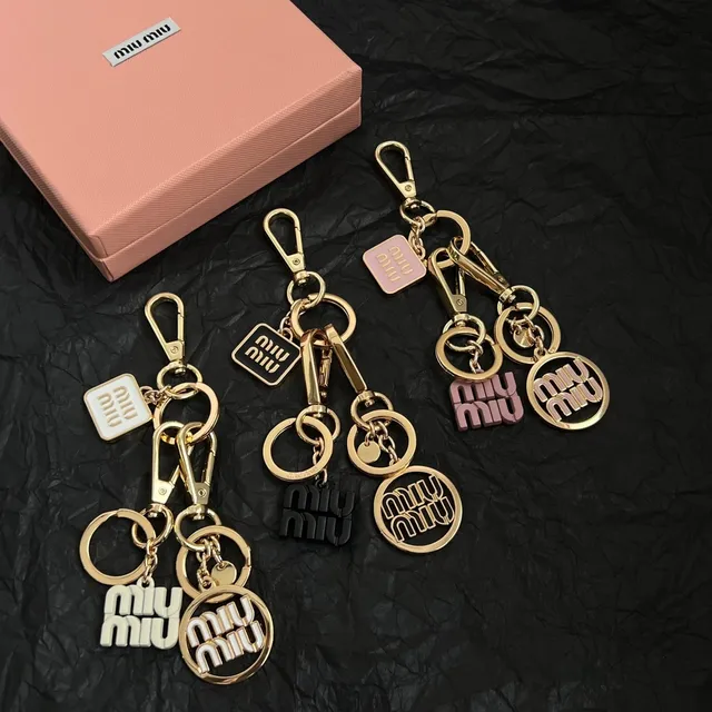 Miu Miu Logo Charm Porte-clés Or et Noir Joaillerie 5