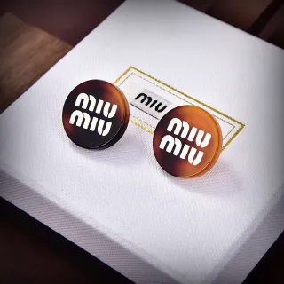 मियू मियू लॉगो-एम्बॉस्ड टॉर्टोइसशेल स्टड ईयरिंग्स
