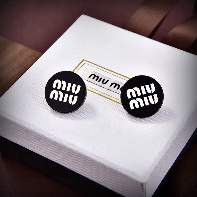 Miu Miu Boucles d'oreilles Stud avec Logo Embossé en Tortoiseshell 2