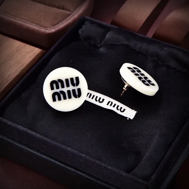 Miu Miu Boucles d'oreilles Stud avec Logo Embossé en Tortoiseshell 3