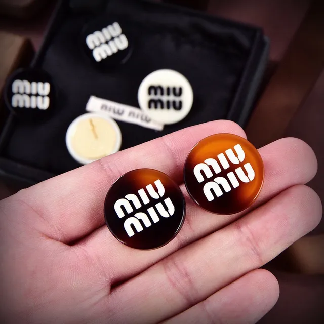 Miu Miu Boucles d'oreilles Stud avec Logo Embossé en Tortoiseshell 5