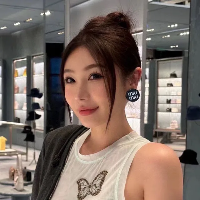 Miu Miu Boucles d'oreilles Stud avec Logo Embossé en Tortoiseshell 8