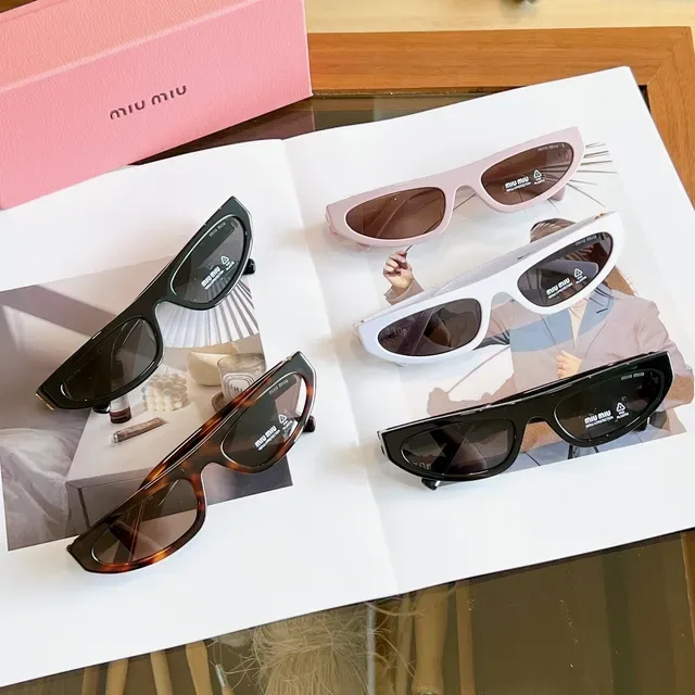 Miu Miu نظارات شمسية ضيقة كات آي لامعة سوداء 4