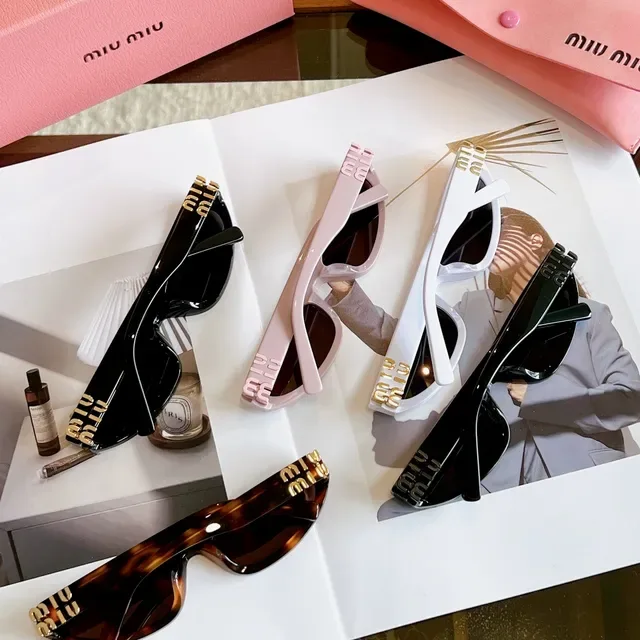 Miu Miu نظارات شمسية ضيقة كات آي لامعة سوداء 5