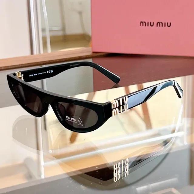 Miu Miu نظارات شمسية ضيقة كات آي لامعة سوداء 6