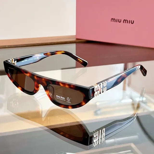 Miu Miu نظارات شمسية ضيقة كات آي لامعة سوداء 7