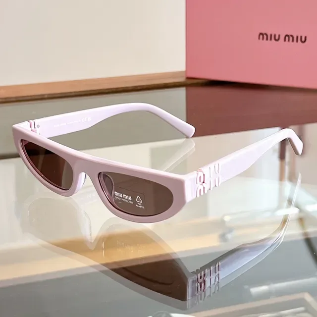 Miu Miu نظارات شمسية ضيقة كات آي لامعة سوداء 8