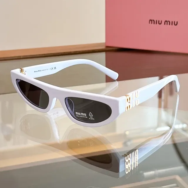Miu Miu نظارات شمسية ضيقة كات آي لامعة سوداء 9