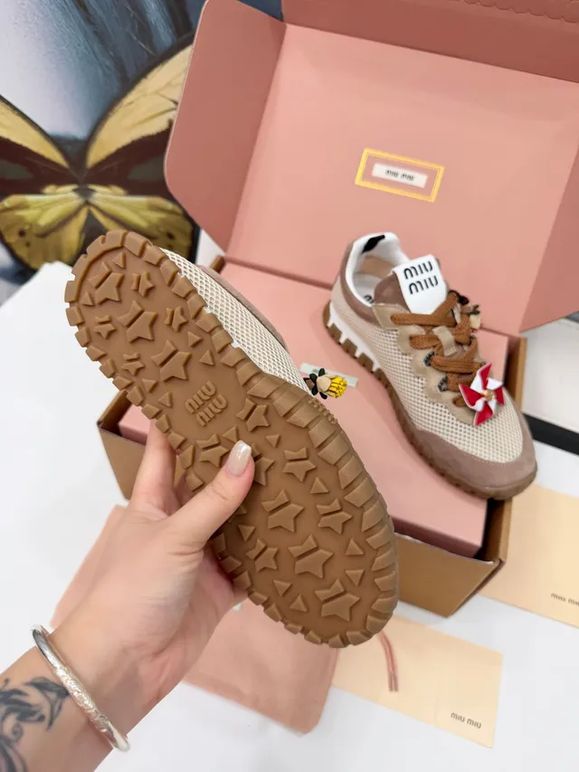 Miu Miu Wander حذاء رياضي أسلوبي باللون البيج والتاني من الشبك والسويد 2
