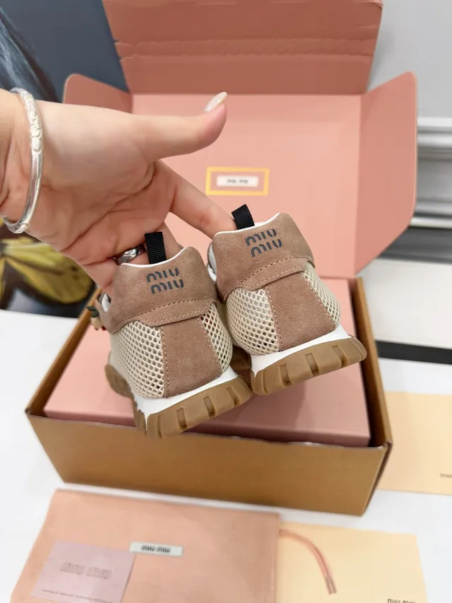 Miu Miu Wander حذاء رياضي أسلوبي باللون البيج والتاني من الشبك والسويد 3