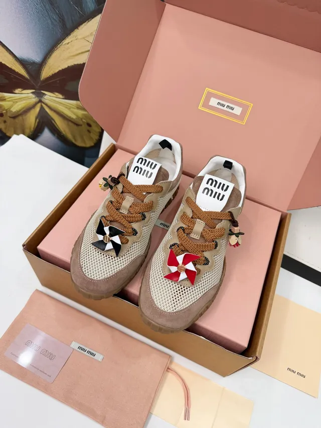Miu Miu Wander حذاء رياضي أسلوبي باللون البيج والتاني من الشبك والسويد 5