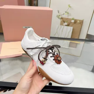 Miu Miu Wander 白色网面和麂皮花卉魅力生活方式运动鞋