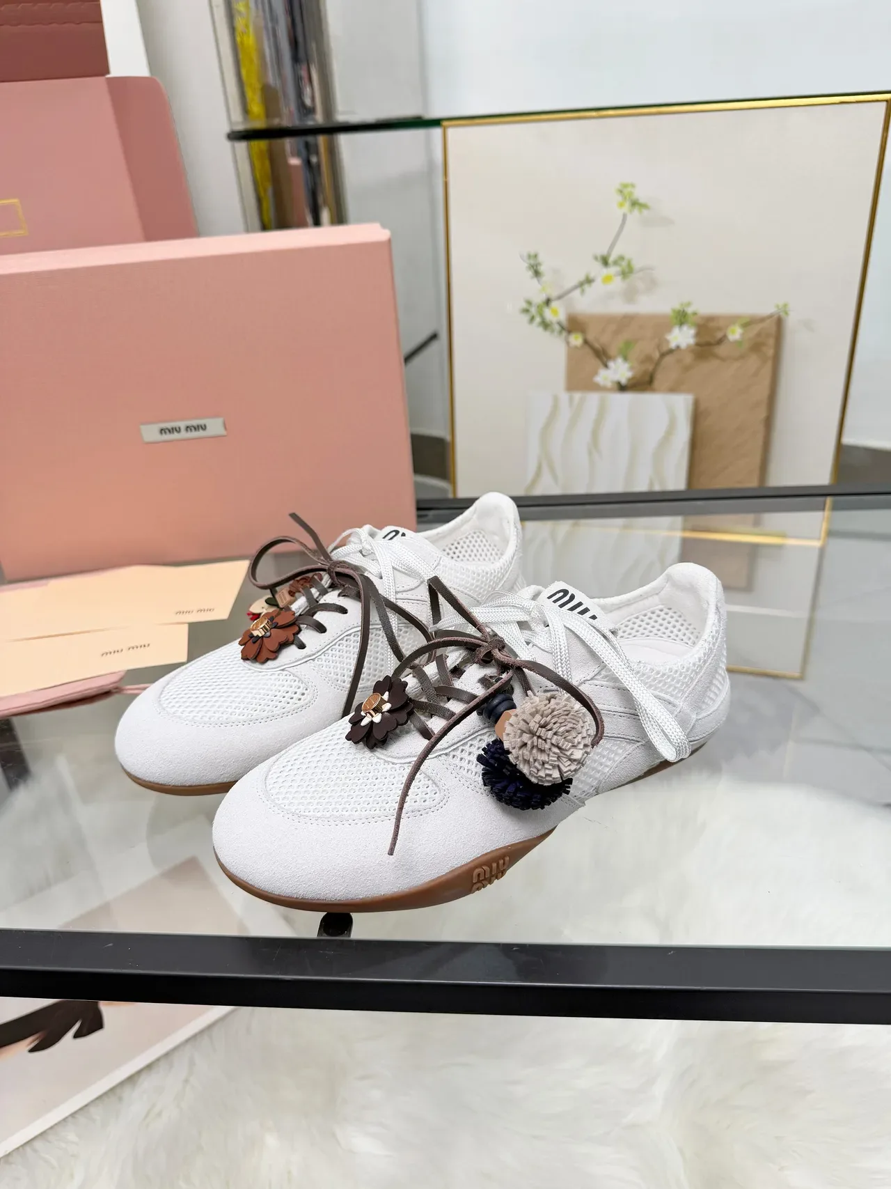 Miu Miu Wander 白色网面和麂皮花卉魅力生活方式运动鞋 4