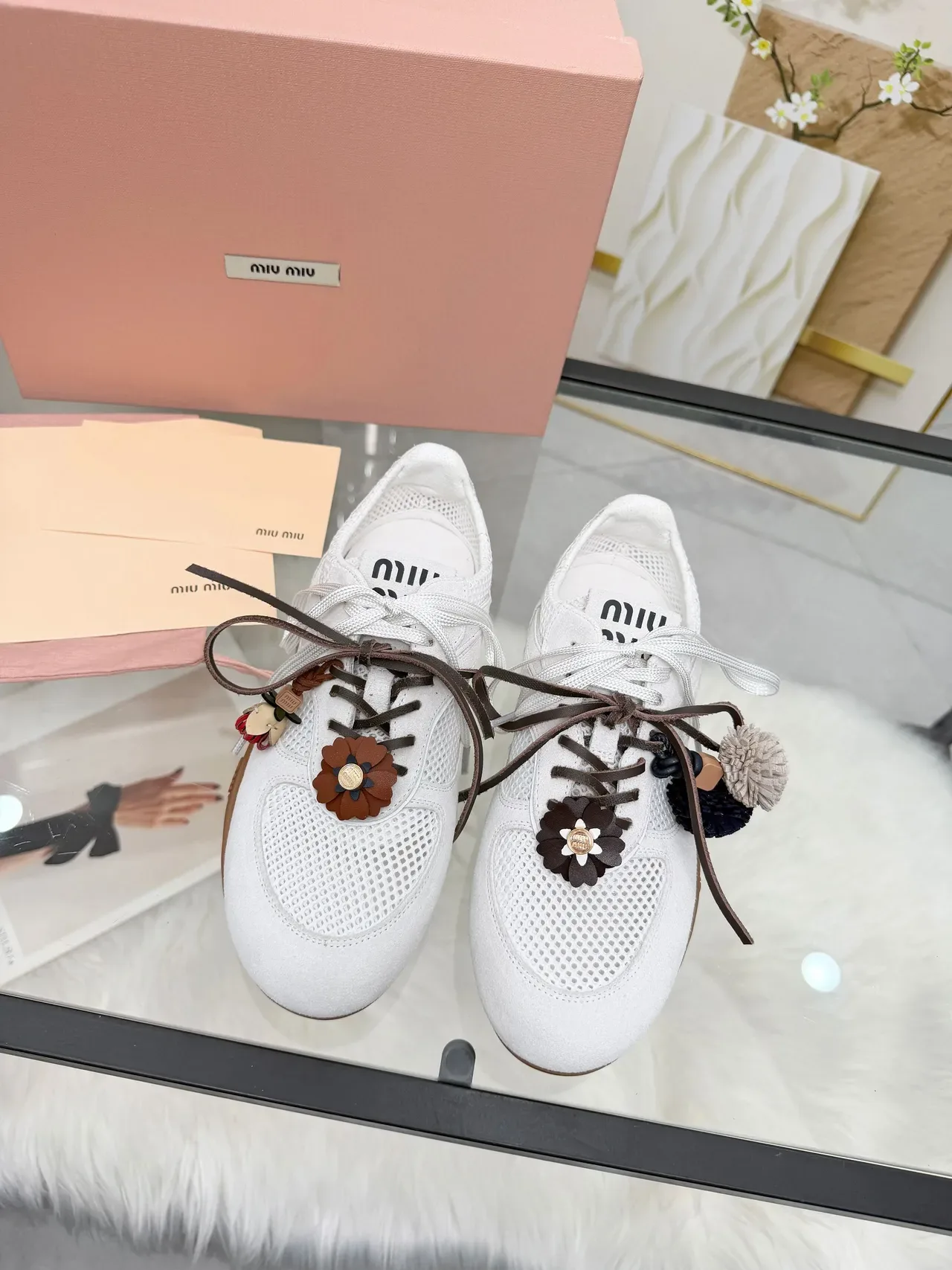 Miu Miu Wander 白色网面和麂皮花卉魅力生活方式运动鞋 5