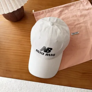 Miu Miu x New Balance सहयोगी इम्ब्रोइडर्ड लोगो व्हाइट बेसबॉल कैप