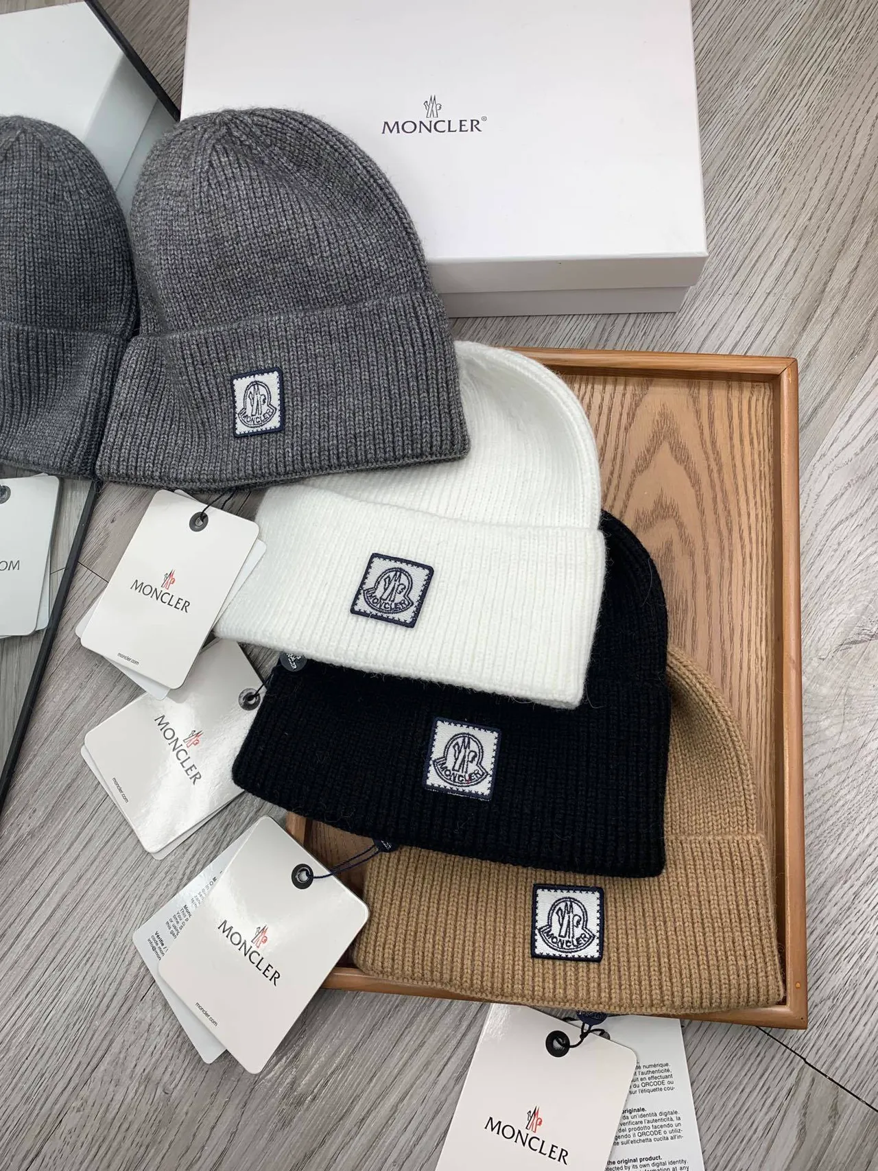 Moncler সাদা নৌবাহিনী রিবড নিট ফোল্ডেড কাফ বিনি 3