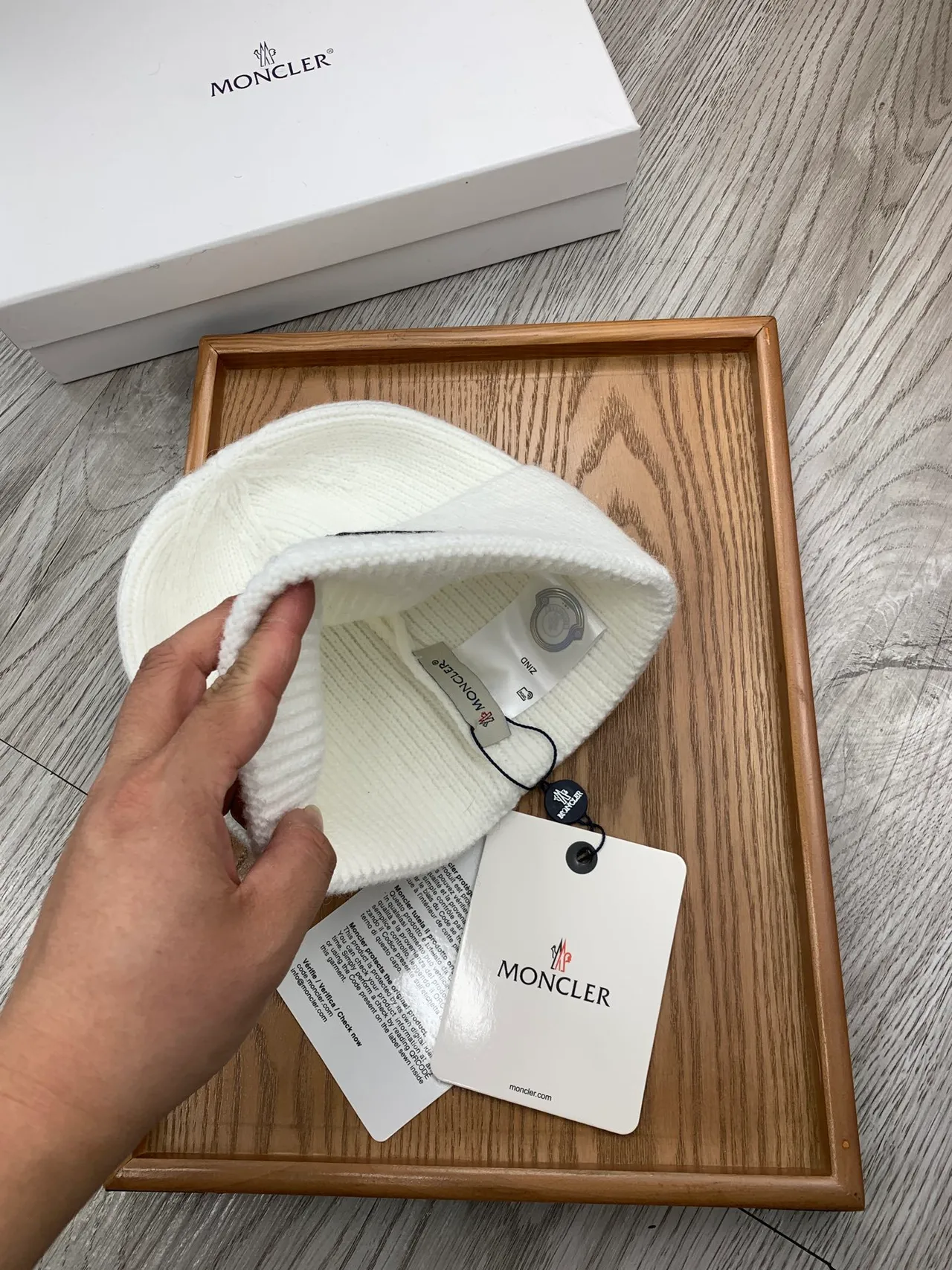 Moncler সাদা নৌবাহিনী রিবড নিট ফোল্ডেড কাফ বিনি 4
