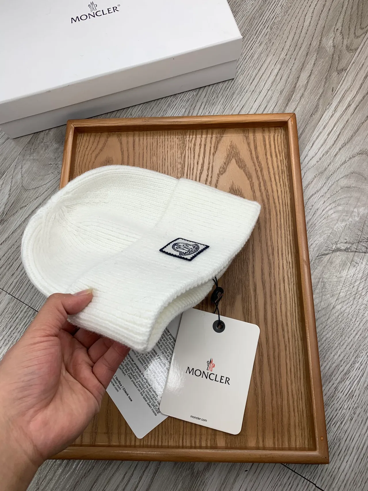 Moncler সাদা নৌবাহিনী রিবড নিট ফোল্ডেড কাফ বিনি 5