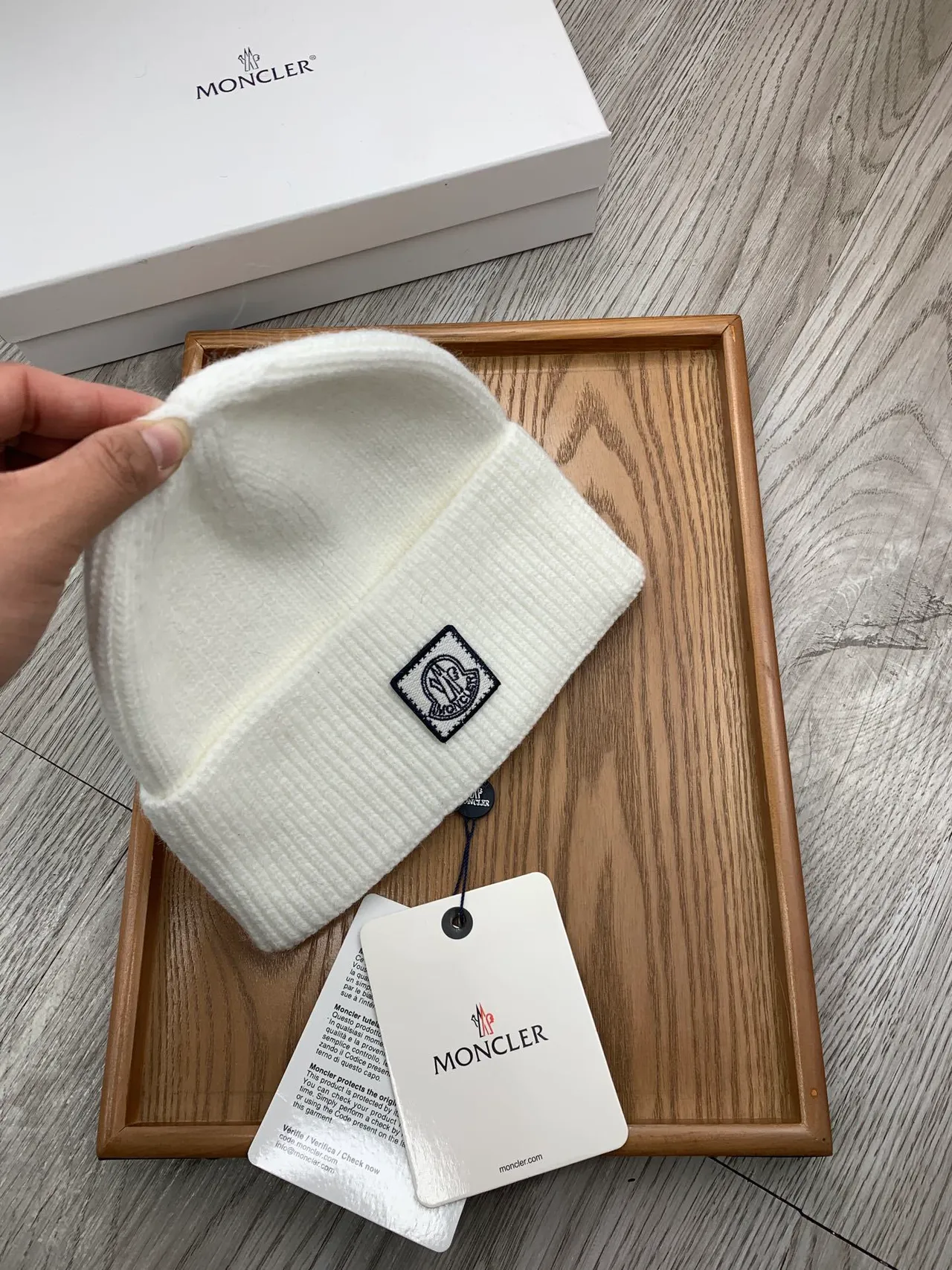 Moncler সাদা নৌবাহিনী রিবড নিট ফোল্ডেড কাফ বিনি 7