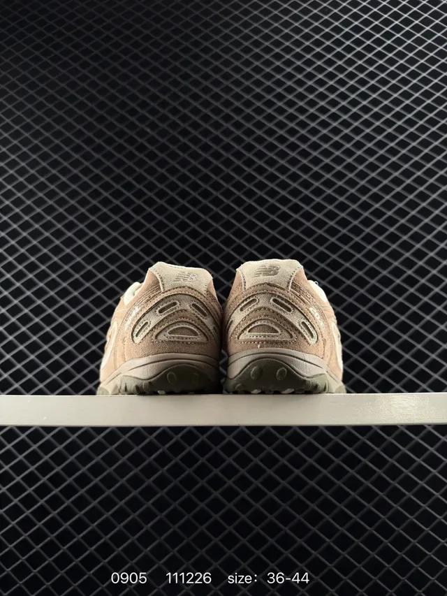 New Balance 111226 Marron Beige Silhouette Rétro Empiñadura Suede-Mesh Híbrida Chaussures Lifestyle 4
