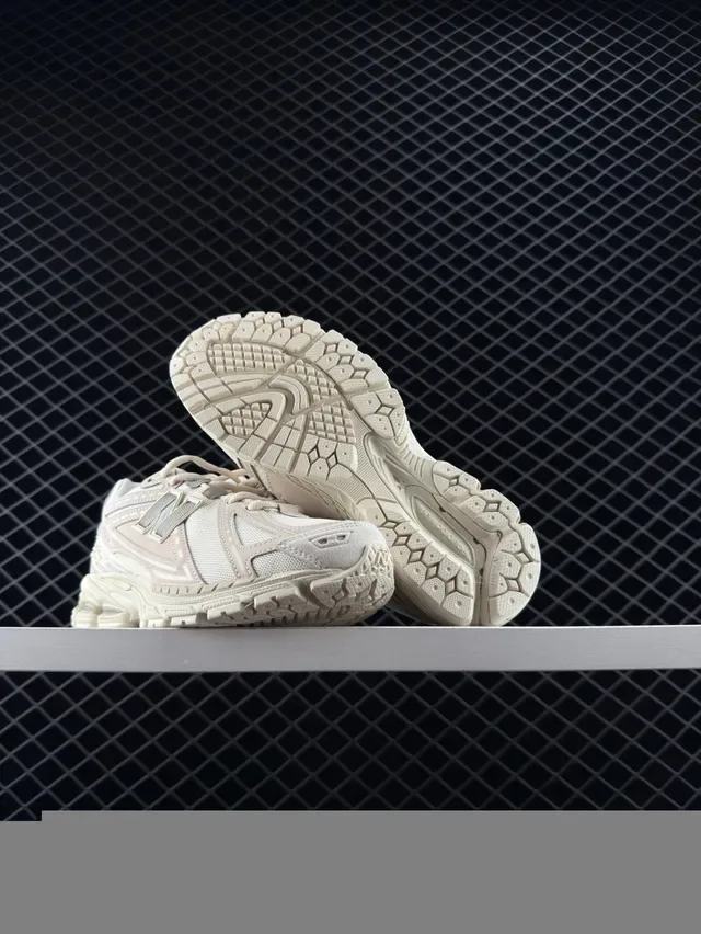 New Balance 1906R Off-White 单色生活方式运动鞋 2