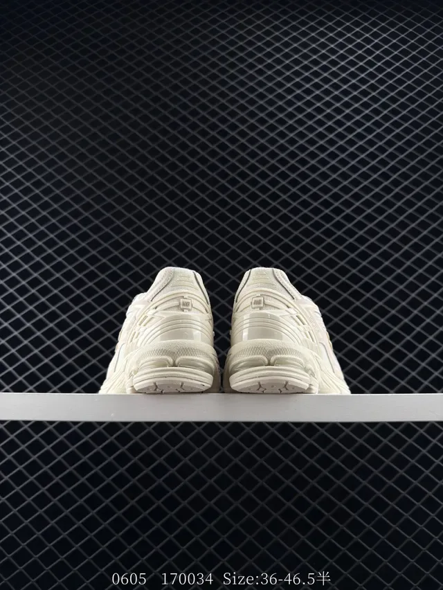 New Balance 1906R Off-White 单色生活方式运动鞋 4